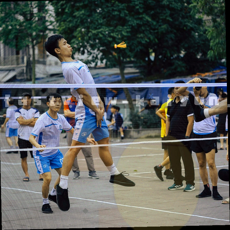深蓝背景上以橙色线条表示哈尔滨南岗区街道网格，中心有建筑标记标明先锋路168号